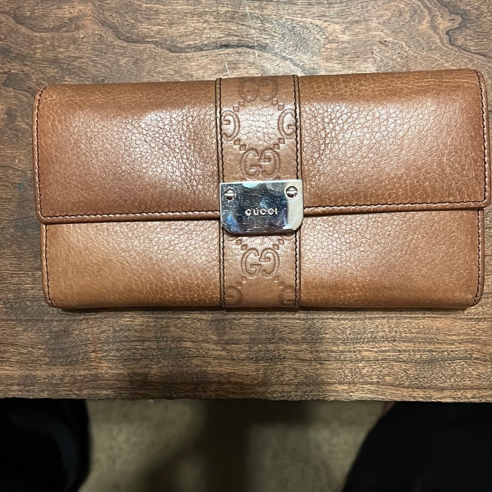 Good condition Authentic Gucci Wallet. Size 7.5x4.